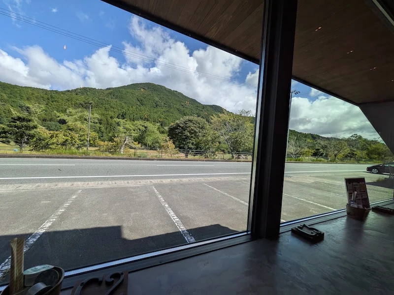 窓から見える駐車場と山並み