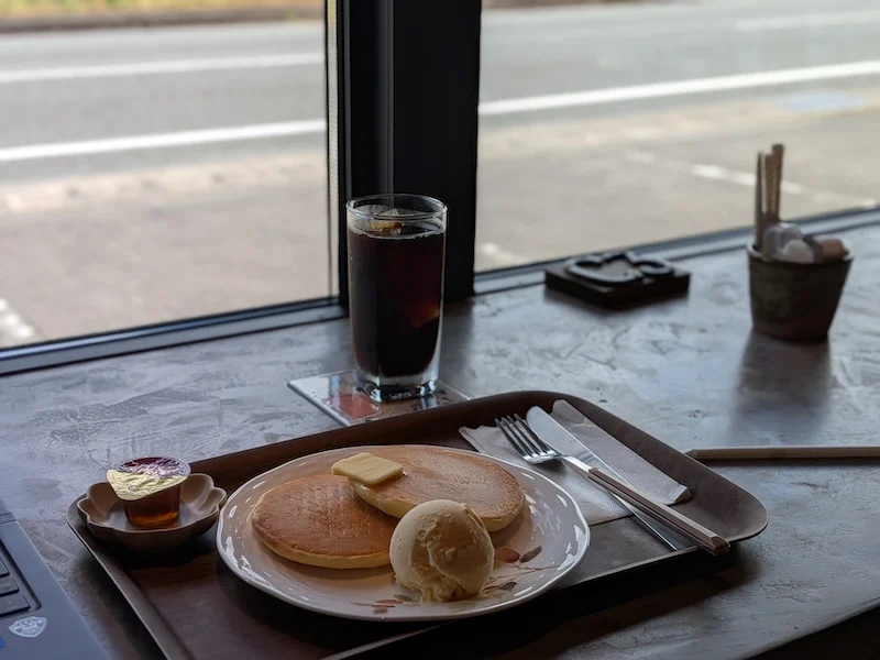 アイスコーヒーとホットケーキ