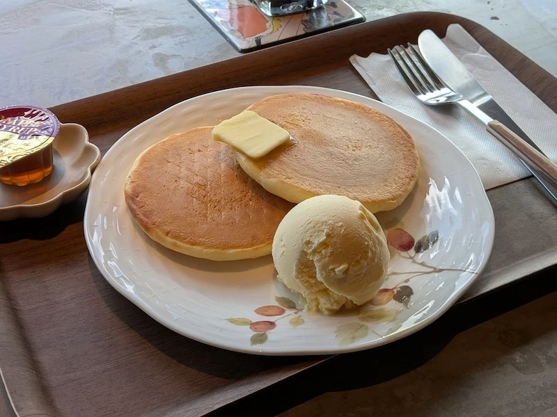 バターとアイスクリームを添えたホットケーキ