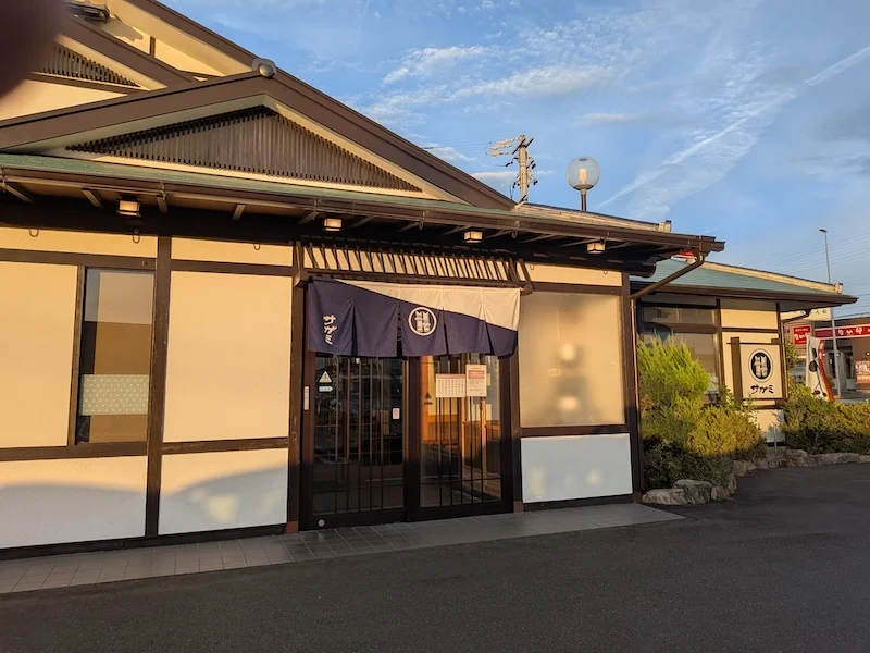 のれんが掛かるお店の外観