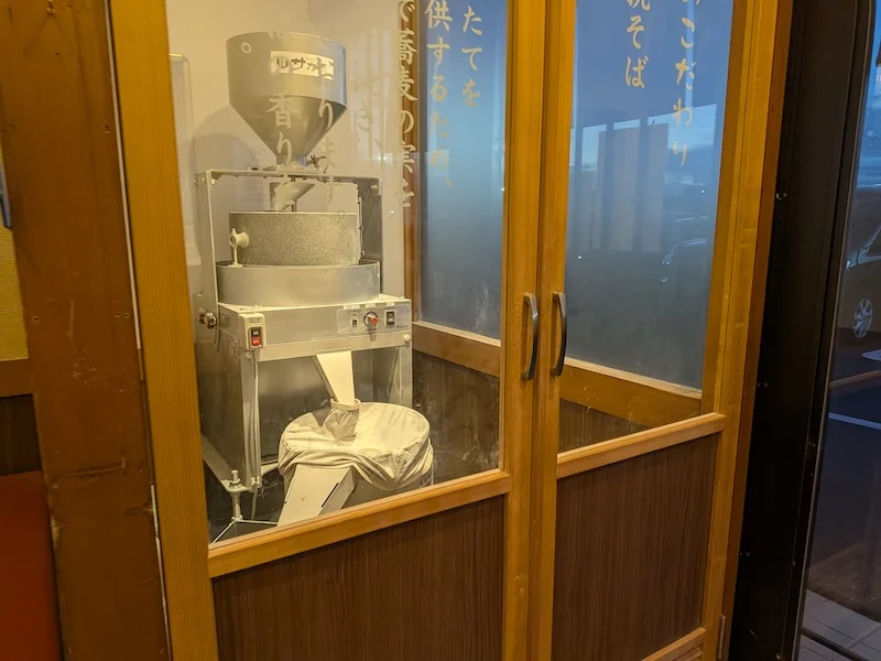 ガラスケースに据えられた石臼