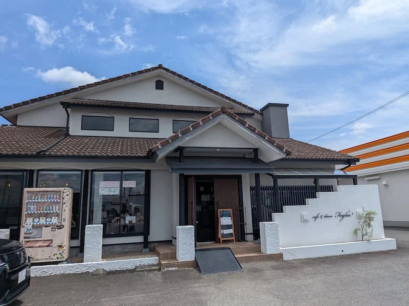瓦屋根が印象的なお店の外観