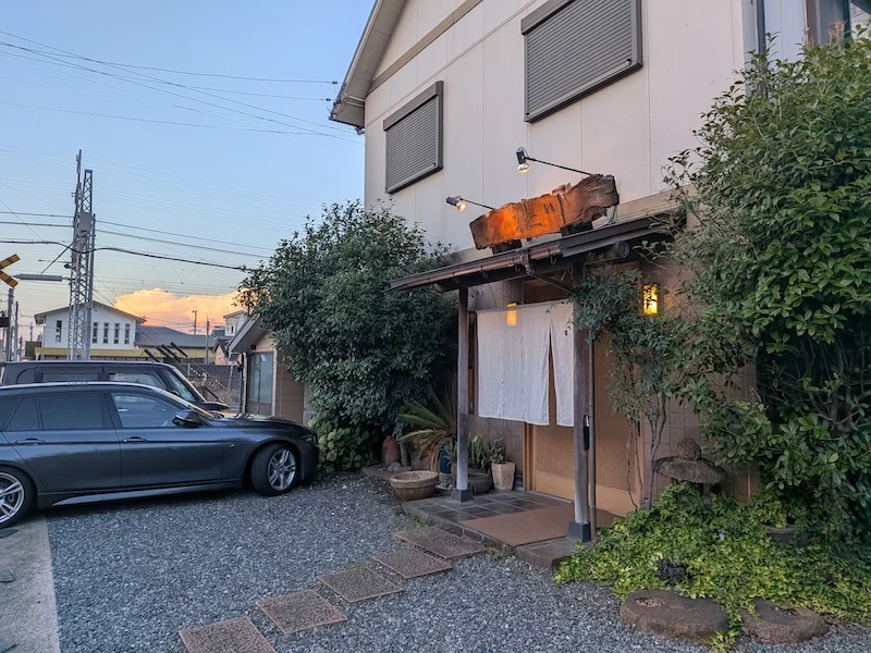 お店の外観と駐車場