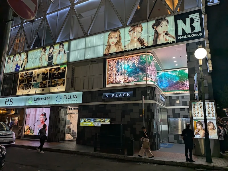 すすきのの夜の街並み