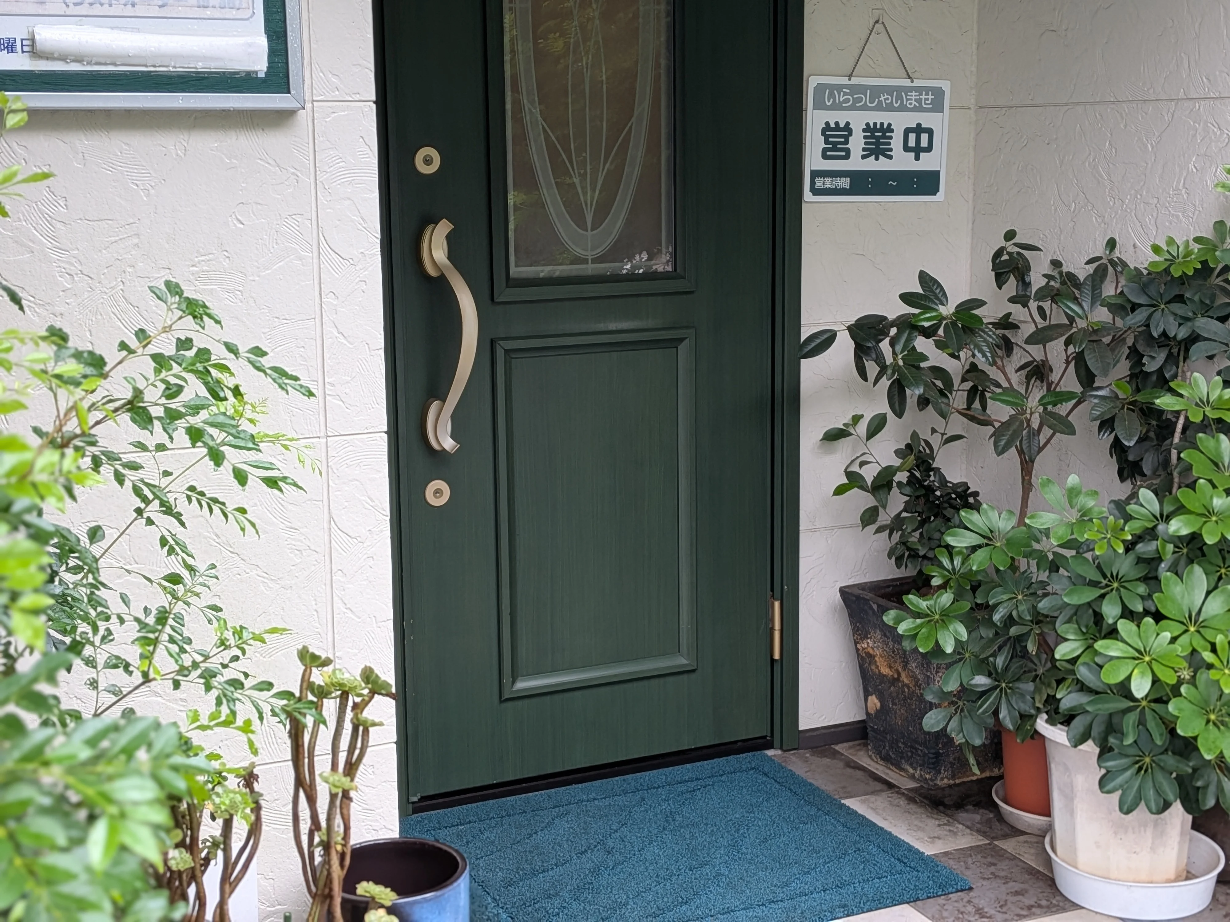 お店の入り口と営業中の看板