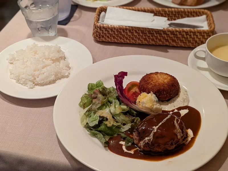 生クリームをかけたデミグラスハンバーグとカニクリームコロッケ