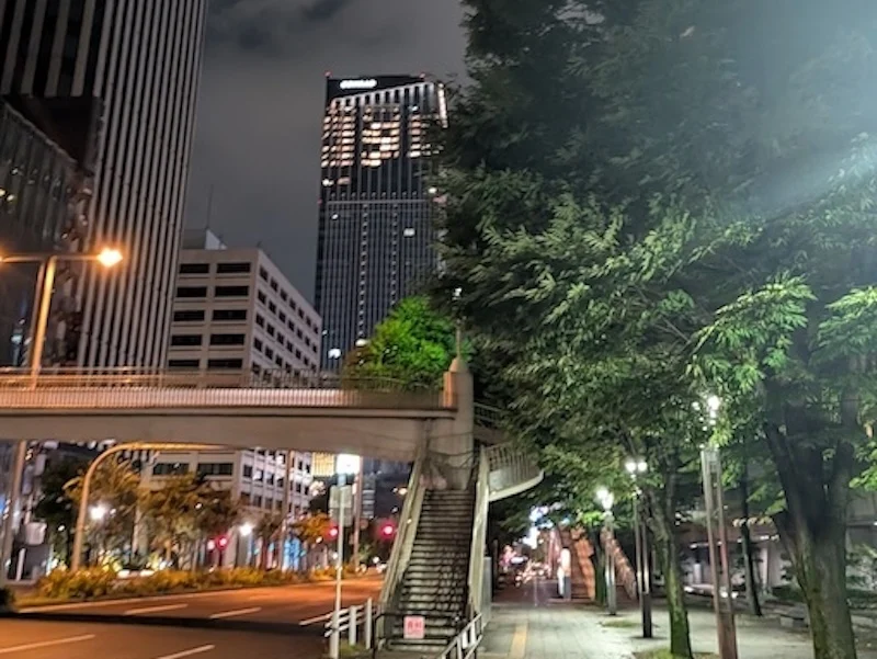 夜空にそびえるコンラッド名古屋の外観