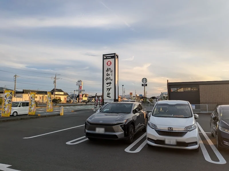道路沿いの看板と駐車場