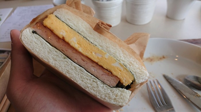 玉子とランチョンミートが挟まったサンドイッチ
